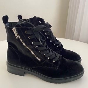 Sz 10 American eagle velour zip combat boots with silver hardware